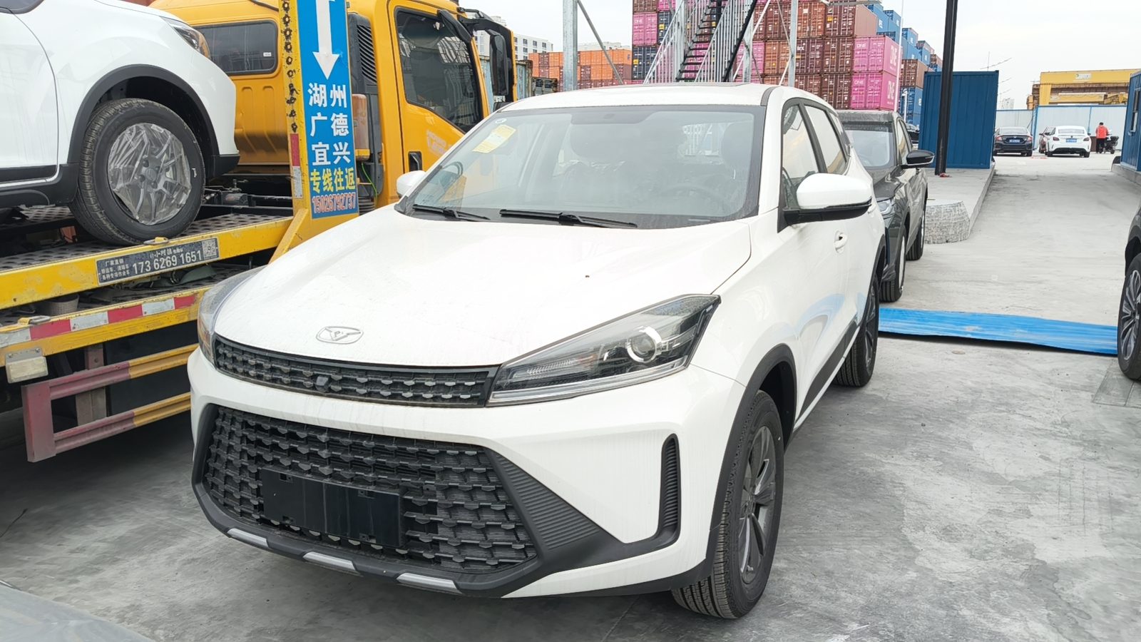 车辆 白色SUV 板车